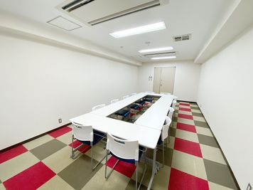 共栄実業(株)　TOビル うめきた会議室　702号室の室内の写真