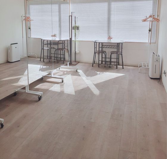 大型ミラーヨガマット完備スタジオ - Doux Rêve横浜Dスタジオ ヨガレッスンに、撮影配信対応！