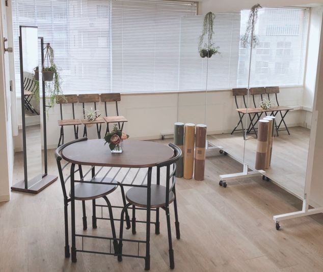 大型ミラーヨガマット完備スタジオ - Doux Rêve横浜Dスタジオ ヨガレッスンに、撮影配信対応！