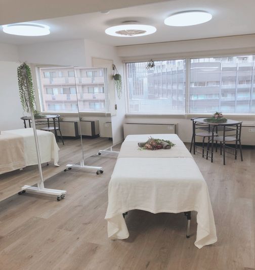 大型ミラーヨガマット完備スタジオ - Doux Rêve横浜Dスタジオ ヨガレッスンに、撮影配信対応！