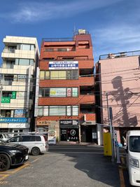 駐輪場、駐車場側から見たビル - スポロスタジオ【溝の口駅徒歩２分】🎹ピアノ📶高速WIFI レンタルスペース／Aルーム【駅２分】の外観の写真