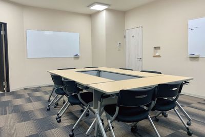 少人数のミーティングや、テレワークにも利用可能 - 株式会社　ライフキット セミナー・会議室の室内の写真