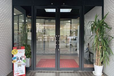 正面玄関の扉を入り - 株式会社　ライフキット セミナー・会議室の入口の写真