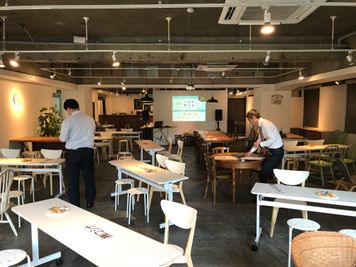 セミナー利用：プロジェクター追加利用可能 - レンタルスペース 　パズル浅草橋 カフェ・イベントスペース  の室内の写真
