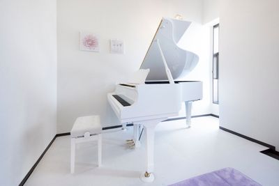 白を基調にした清潔感のあるスタジオです。 - ピアノスタジオコローレ レンタルピアノスタジオの室内の写真