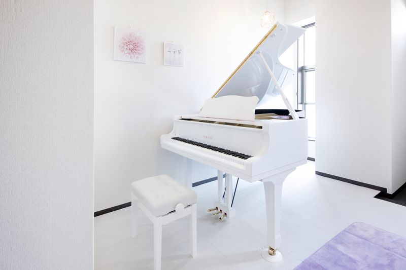 珍しい白いグランドピアノを弾いてみませんか？ - ピアノスタジオコローレ レンタルピアノスタジオの室内の写真