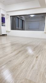床はダンスシューズを履いて練習が可能です。 - アズスタイル_半蔵門 🌈スタジオ・セミナーに最適スペース！の室内の写真