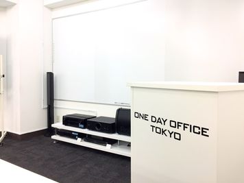 【オンラインセミナー会場】代々木駅から徒歩30秒！新宿、渋谷からのアクセスも抜群の清潔感溢れる低価格セミナー会場・会議室 - ONE DAY OFFICE TOKYO リモート オンライン貸し会議室の室内の写真