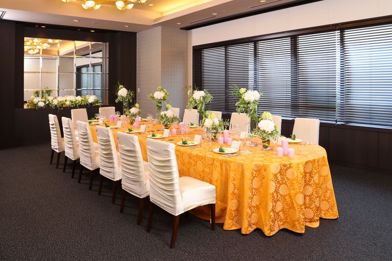 楕円卓で和やかなお食事会に最適 - KKR HOTEL HAKATA 上質な多目的空間【はくちょう】の室内の写真