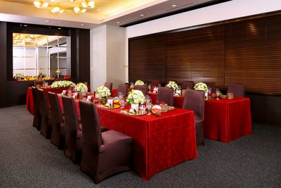 長テーブルの流しスタイルでもご利用いただけます - KKR HOTEL HAKATA 上質な多目的空間【はくちょう】の室内の写真
