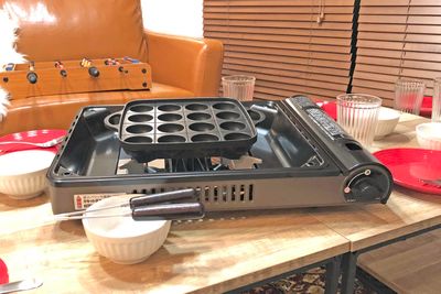 【有料オプション】直火で焼くたこ焼きプレート🐙でタコパも◎ - 【ALTERNA柏】 【オルタナ柏】プロジェクター、撮影備品完備！パーティも撮影も◎の室内の写真