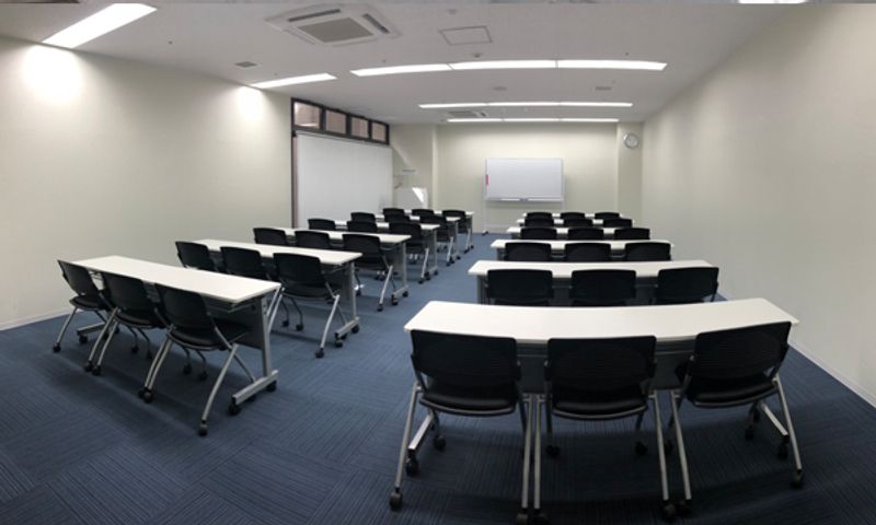 スクール形式
(2名席でゆったり20名) - NPD貸会議室 岡山駅前 フロアAの室内の写真