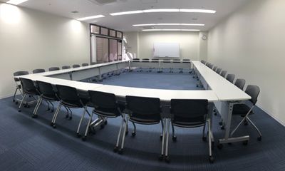 スクール形式
(2名席でゆったり16名) - NPD貸会議室 岡山駅前 フロアAの室内の写真