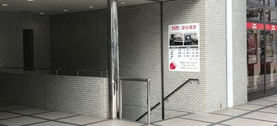 正面入口(ビル東側)より、会議室フロアへ直結！ - NPD貸会議室 岡山駅前 フロアAの入口の写真