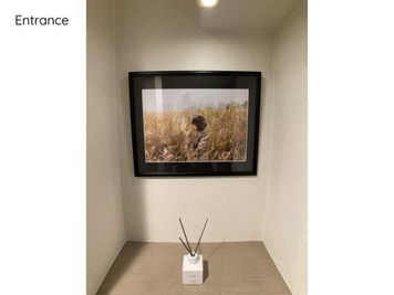 玄関には某写真家様からご提供頂きました写真と、大人気「SHIRO」のディフューザーをご用意しております。 - ◆エブリ梅田東◆レンタルサロン★ エステスペース、多目的スペースの室内の写真