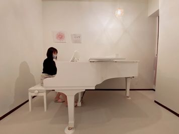 可愛らしい空間で演奏できます。 - ピアノスタジオコローレ レンタルピアノスタジオの室内の写真