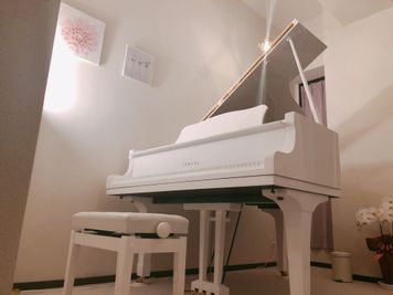 温かみのあるライトです。 - ピアノスタジオコローレ レンタルピアノスタジオの室内の写真
