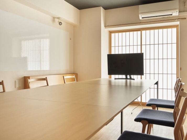 10名収容のお部屋です｜ハレオフィス新大阪店｜大阪会議室 - 大阪会議室 ハレオフィス新大阪店 会議室の室内の写真