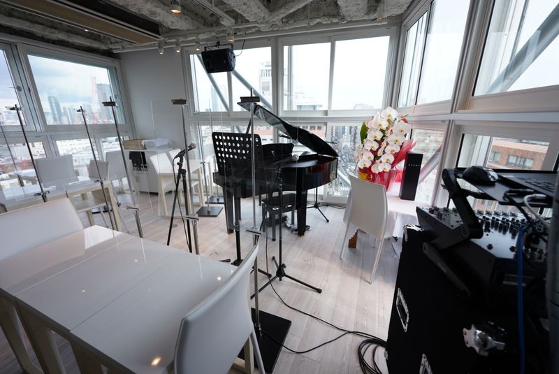 3面窓の換気、採光が良い店です - 歌声ピアノサロンメロディー ピアノサロンメロディーの室内の写真