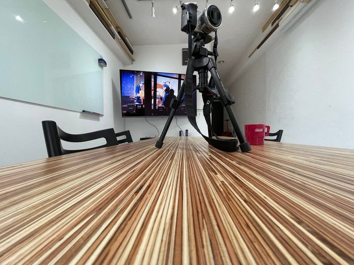 新宿駅すぐ　動画撮影・貸し会議室 - プラスペ新宿西口　鑑賞会/動画配信/会議/オフ会