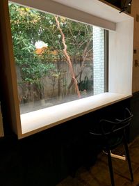 庭に面したカウンターテーブル(共有スペース) - 南青山デザイナーズハウス 個室101/贅沢な共有スペース！の室内の写真
