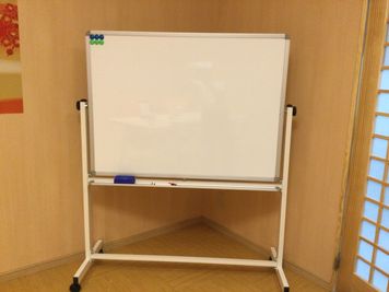 ホワイトボードも標準装備です - レンタルルーム　馬車道茶会室 会議室　瞑想　テレワークの室内の写真
