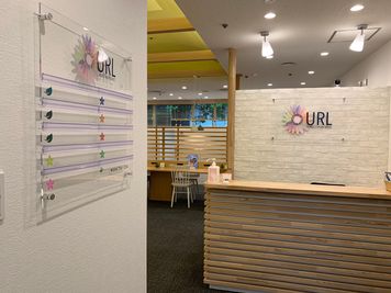 受付前のエントランスサイン - シェアオフィスURL仙台駅東口 セミナールームの設備の写真