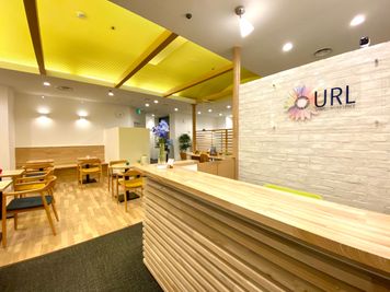 シェアオフィスURL仙台駅東口 セミナールームの入口の写真