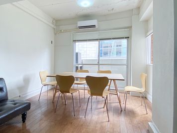 セッティング例:天板１台・椅子5脚／ 教室イメージ - 西麻布スタジオ 六本木ヒルズ前 レンタルスタジオ&ワークスペースの室内の写真