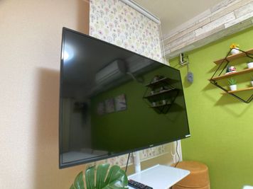 55インチ大型TVモニター
もちろんPCにも繋げます。HDMI端子、変換アダプターあり - 市川駅前としょかんのうらいちかわ 市川駅前レンタルスペース・サロン・会議室「としょかんのうら市川」の設備の写真