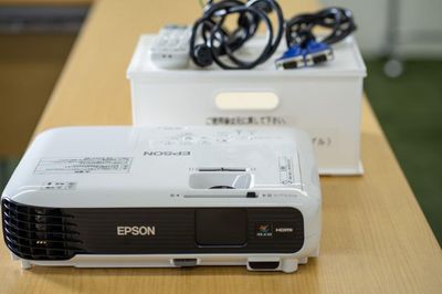 EPSONプロジェクター　（ホワイトボード裏面がプロジェクター対応となっております） - Kyoto de Meeting Smart　／　スマートの室内の写真
