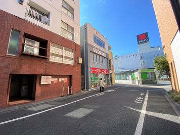 奥が久米川駅北口です。視点の後ろにセブンイレブンがございます。 - Step 東村山・久米川駅前スタジオの外観の写真