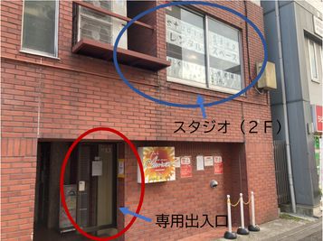 １階の専用入り口から２階のスタジオに入ります。 - Step 東村山・久米川駅前スタジオの入口の写真