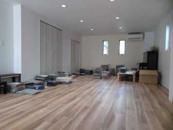 仕分け作業：ネットショップ様の小物の仕分け・発送作業場としてご利用くださいました。スペースが一階で、目の前に駐車スペースがあるので荷物の搬入出もラクラク♪ - レンタルスペース『コロポックル』 【定期利用限定】レンタルスペースのその他の写真