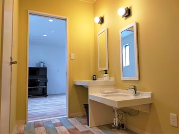 手洗い場は小さなお子様用の低いものと、車いすの方も利用可能な高さの２か所 - レンタルスペース『コロポックル』 ピアノのあるレンタルスペースの設備の写真