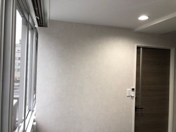 窓側の壁に隙間がございます - TIME SHARING渋谷ワールド宇田川ビル【無料WiFi】 2人半個室RoomD 1日貸しの室内の写真
