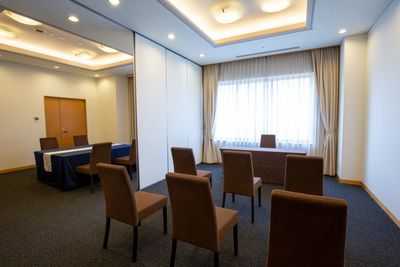 完全個室にも対応可能なパテーション完備で、面接会場と控室など多岐にわたるご利用が可能です - KKR HOTEL HAKATA 会議に最適【アイリス】の室内の写真