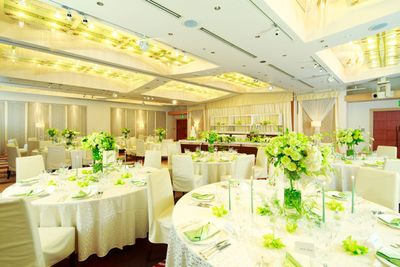 洗練された内装は各種宴席に最適。謝恩会や同窓会など幅広くご利用いただけます

写真は、ご利用会場の2倍のスペースとなっており、ご利用時は、写真の半分のスペースでの使用となります。 - KKR HOTEL HAKATA おしゃれな中規模会場【レグルス】の室内の写真