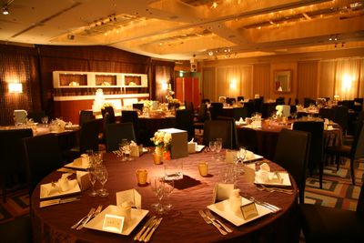 セッティング次第で大人な空間へ早変わり。用途に合わせて使用できるプライベートスペースです

写真は、ご利用会場の2倍のスペースとなっており、ご利用時は、写真の半分のスペースでの使用となります。 - KKR HOTEL HAKATA おしゃれな中規模会場【レグルス】の室内の写真