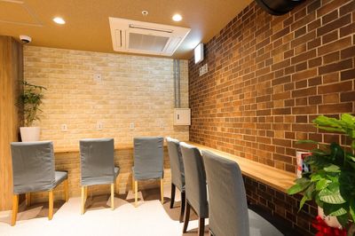2Fコワーキングスペース
（左手に3人掛けのソファも有） - ゲストハウス神戸なでしこ屋 元町駅近！ワーキングスペースの室内の写真