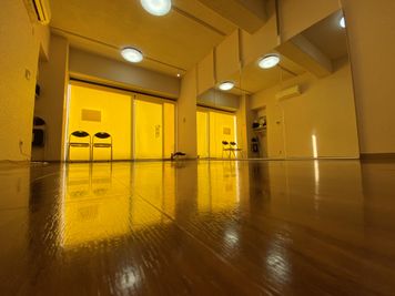 ロールスクリーンがあるから外の視線は防ぐことが出来ます。 - ODOLVA市川レンタルスタジオ ダンススタジオの室内の写真