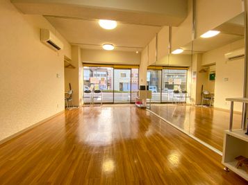 80☓180の大型の鏡が4枚とLED照明を追加した明るい室内 - ODOLVA市川レンタルスタジオ ダンススタジオの室内の写真