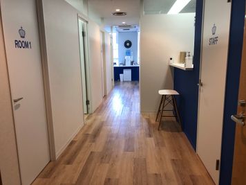 共用通路、右側が受付です。 - アンベール 鍵付き個室の室内の写真