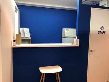 受付カウンター。有料でホットタオルなども貸出できます。 - アンベール 鍵付き個室の室内の写真