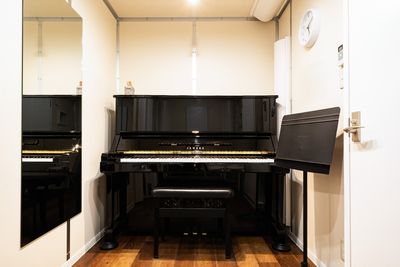 【東中野駅近 防音】月1調律のピアノ、Dr40の高防音性能、清潔で快適、24時間OK。テレワーク会議レッスン練習お稽古撮影収録等 - KMA音楽スタジオ