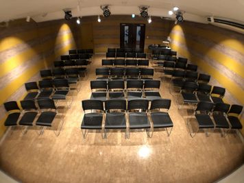 椅子を設置し70名着席利用可 - KOBE BOTHALL 多目的スペース【BOT HALL（神戸ビーオーティーホール）】の設備の写真