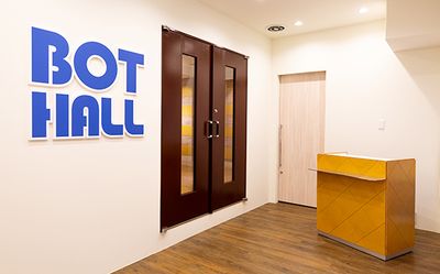 会場入口・受付利用など - KOBE BOTHALL 多目的スペース【BOT HALL（神戸ビーオーティーホール）】の入口の写真