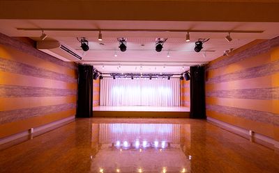 ピアノ演奏会・ダンス・アカペライベントの利用。ワークショップ・会議・セミナーやヨガ・フィットネス多目的に利用可能 - KOBE BOTHALL