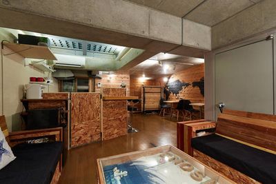 江ノ島ゲストハウス１３４ 地下ラウンジスペースの室内の写真