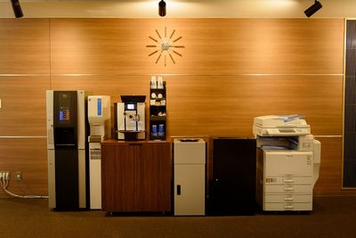 挽き立てコーヒー、紅茶、日本茶等。シチュエーションによってご利用いただけます。 - ビステーション新橋 応接室~レセプションルーム~の設備の写真